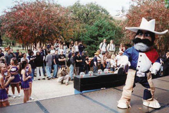 Sam Maverick performs for students on the University Center mall.