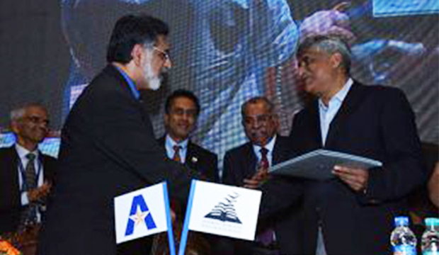 President Vistasp Karbhari and chancellor of Presidency University in India shake hands.