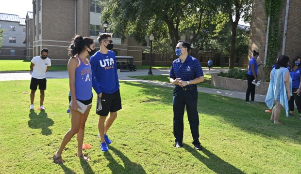 Move-in Days with UTA interim President Teik Lim talking to students.