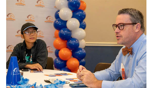 A UTA alumnus talked with students at the First-Gen Brunch and Alumni Mixer on Aug. 27, 2022.