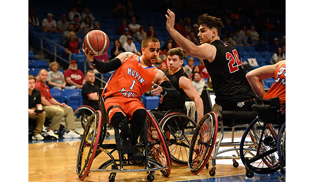 Movin' Mavs wheelchair basketball play in 2022 championship game.