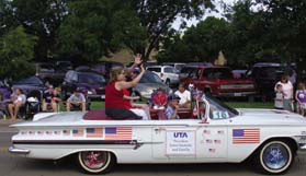 Spaniolos waving to parade-goers