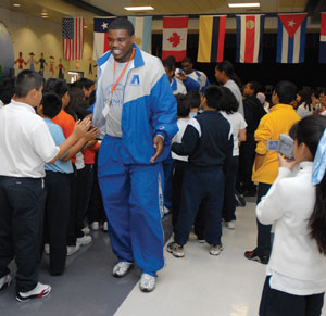 Anthony Vereen visiting Thornton Elementary